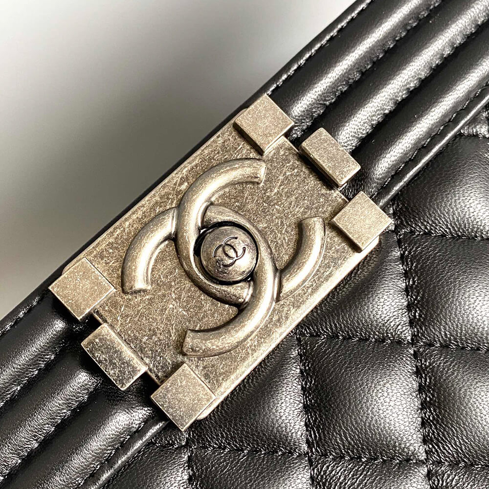 BOY CHANEL HANDBAG(TAX-FREE GRADE)