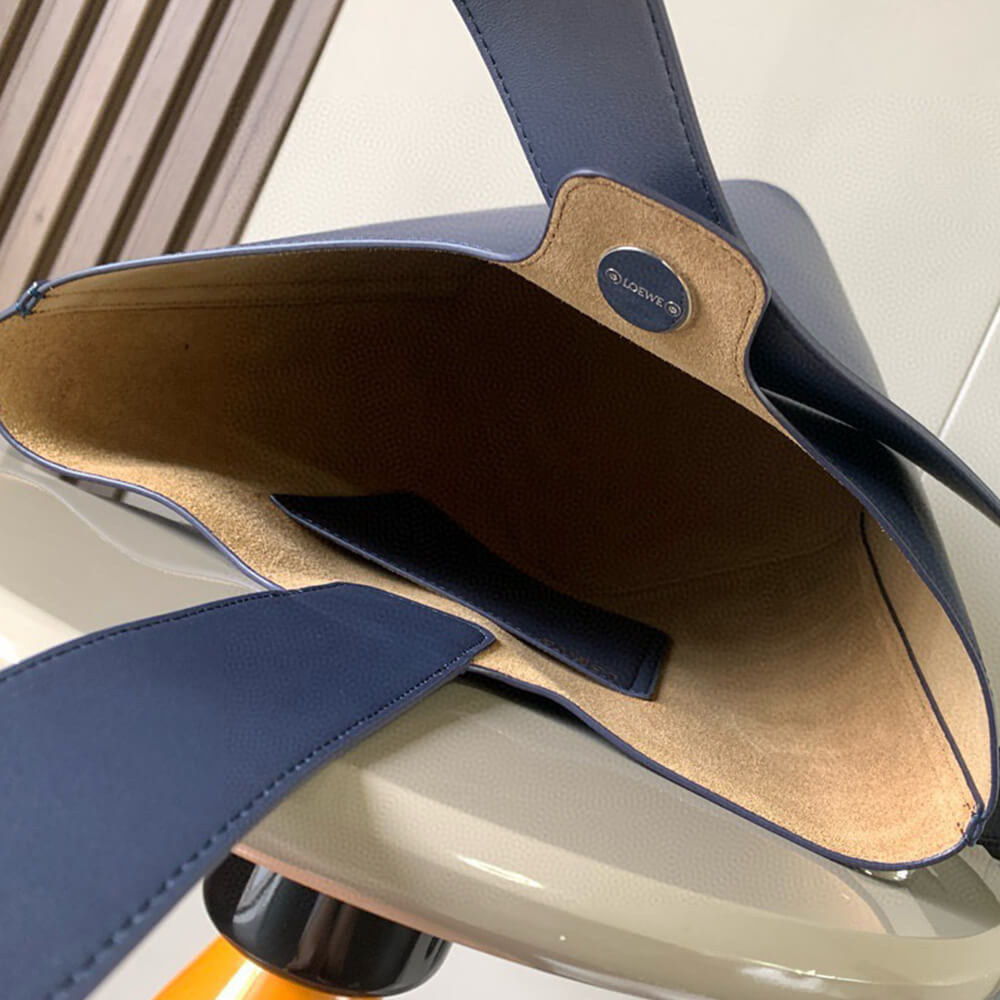 LOEWE Medium Pebble bucket in smooth calfskin(high-end grade)